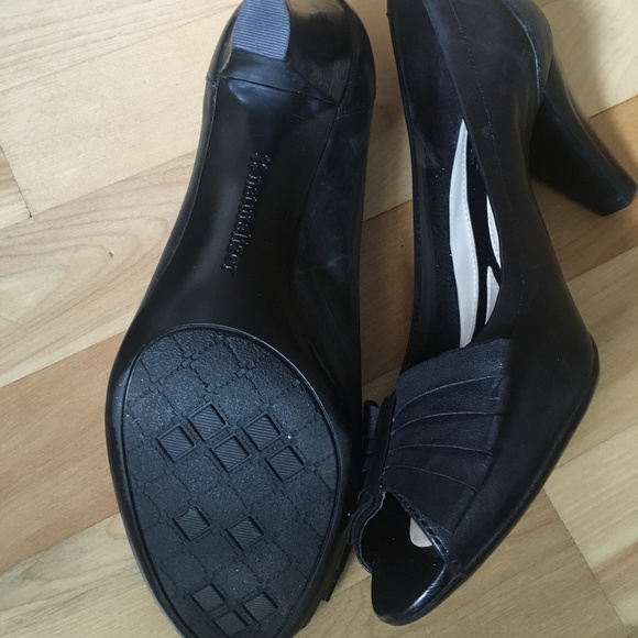 Naturalizer N5 heels , black with bow in front. Peep toe shoes. size 9 - Picture 4 of 5